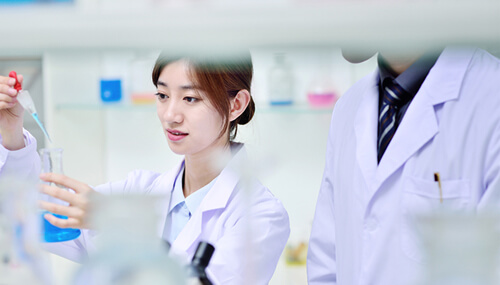 华裔女科学家在实验室中工作
